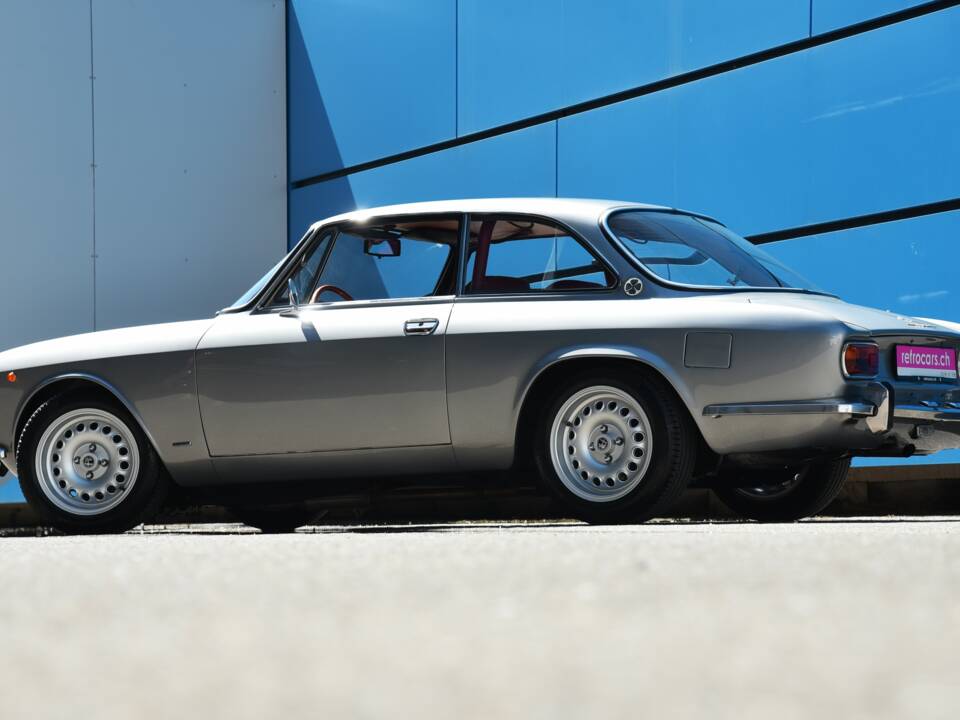 Image 17/24 of Alfa Romeo 1750 GT Veloce (1971)