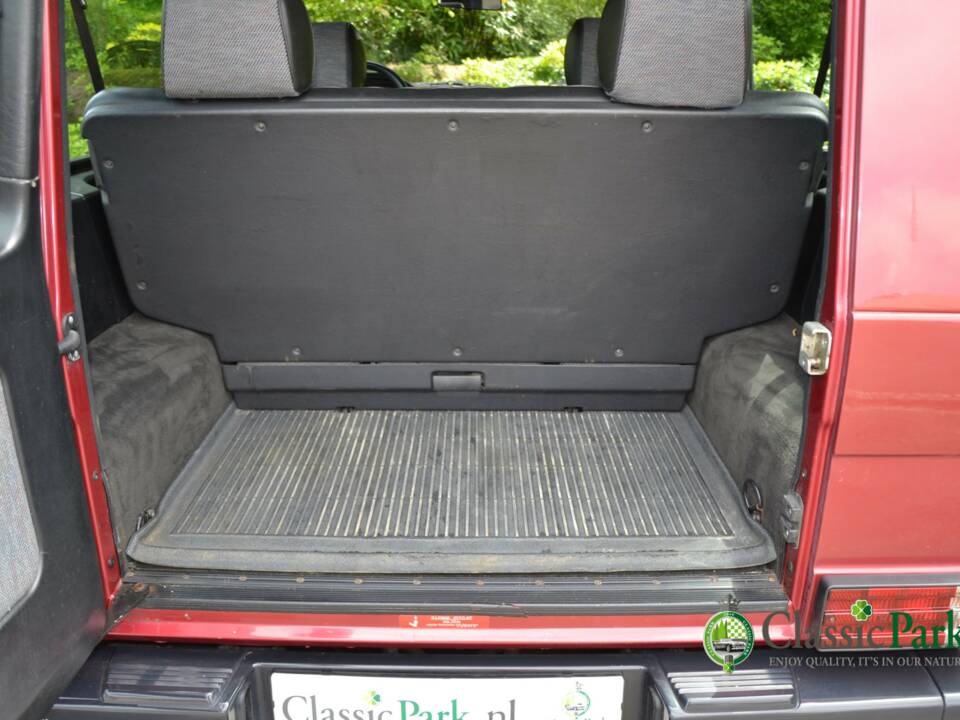 Image 32/49 de Mercedes-Benz 230 GE (SWB) (1993)