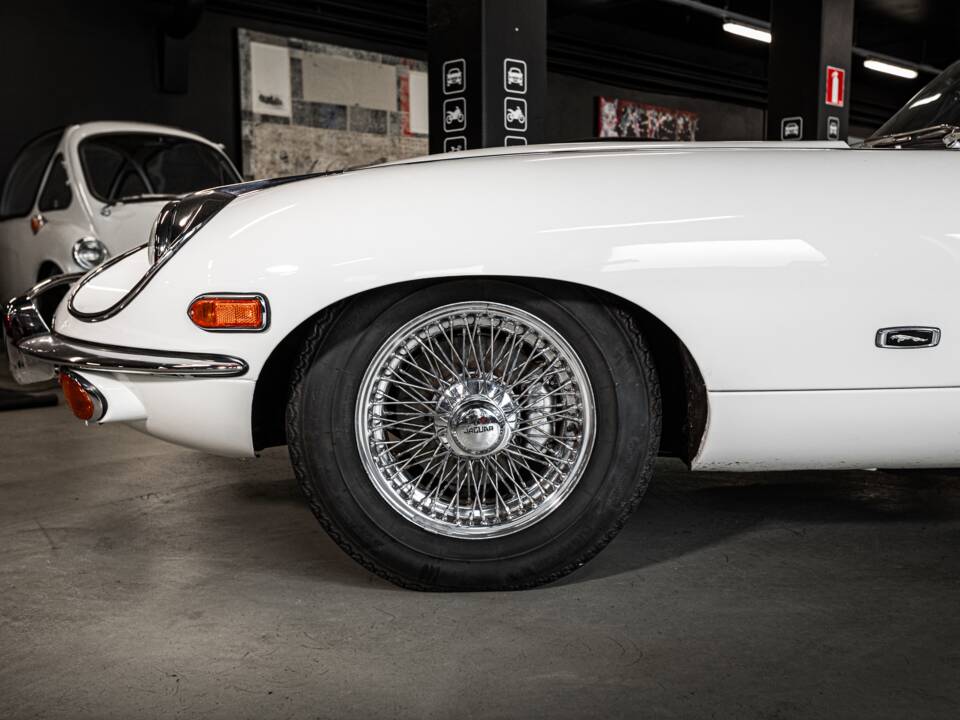Image 37/53 de Jaguar E-Type (1970)