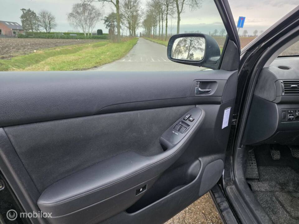 Imagen 12/35 de Toyota Avensis 1.8 VVT-i (2003)