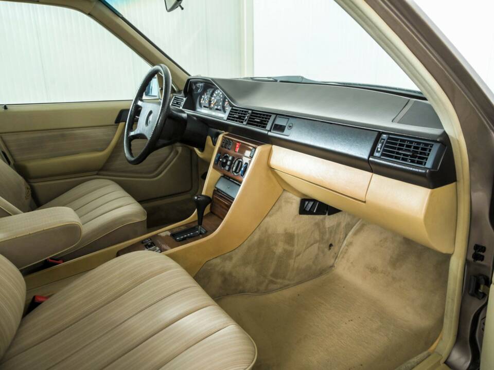 Image 12/50 of Mercedes-Benz 300 TD (1986)