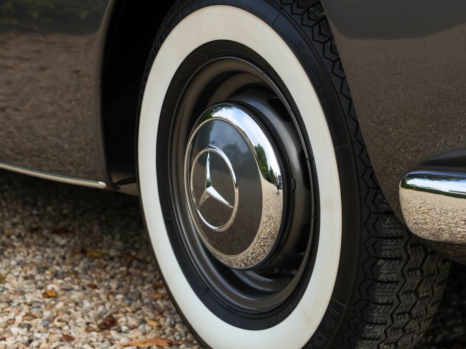 Image 36/50 of Mercedes-Benz 190 SL (1960)