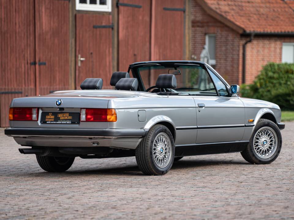 Image 17/71 of BMW 325i (1989)