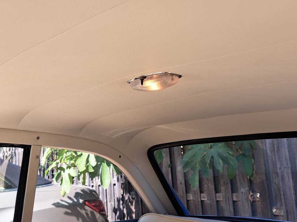 Image 21/46 of Peugeot 404 Coupé (1967)