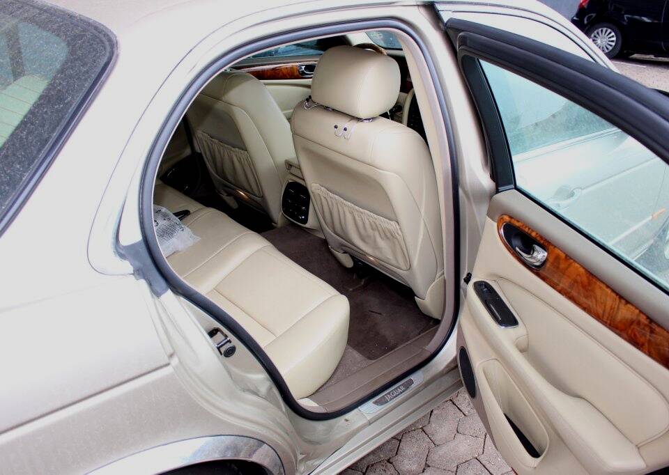 Image 10/24 de Jaguar XJ 8 4.2 (2005)