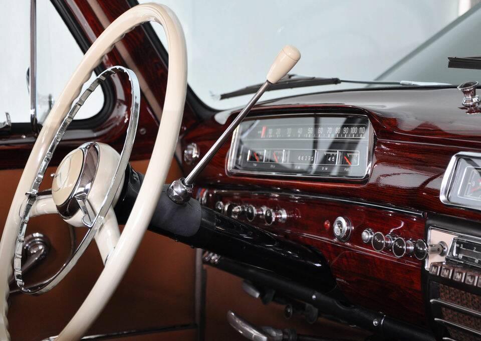 Immagine 8/8 di Mercedes-Benz 220 S (1958)