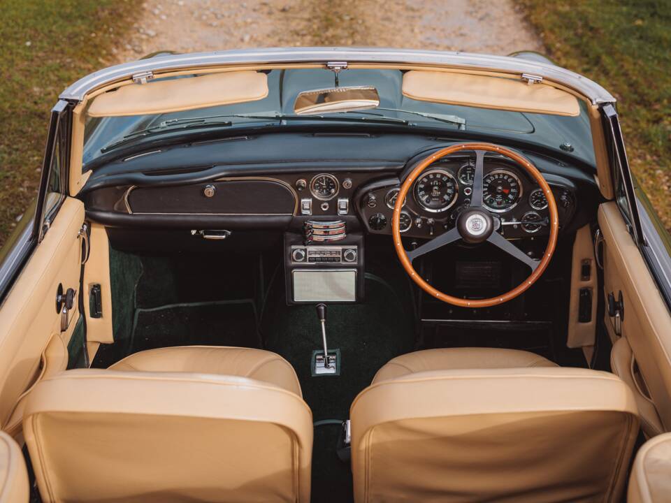 Image 73/99 of Aston Martin DB 6 Volante (1968)