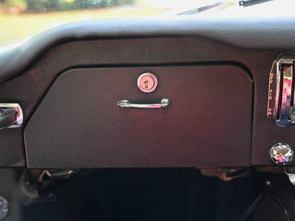 Image 30/50 of Jaguar E-Type (2+2) (1966)