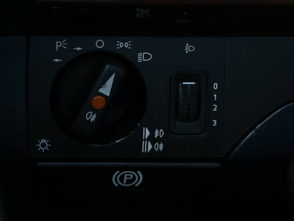 Bild 53/79 von Mercedes-Benz 200 CE (1993)