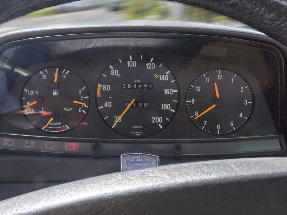 Bild 17/18 von Mercedes-Benz 200 (1983)