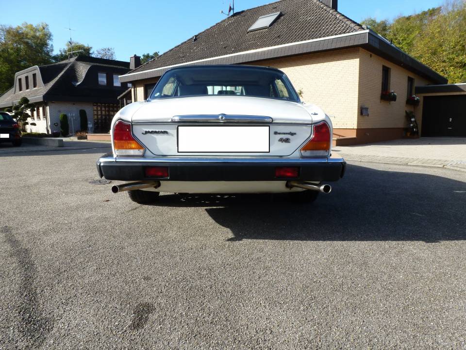 Image 25/36 of Jaguar XJ 6 4.2 (1984)