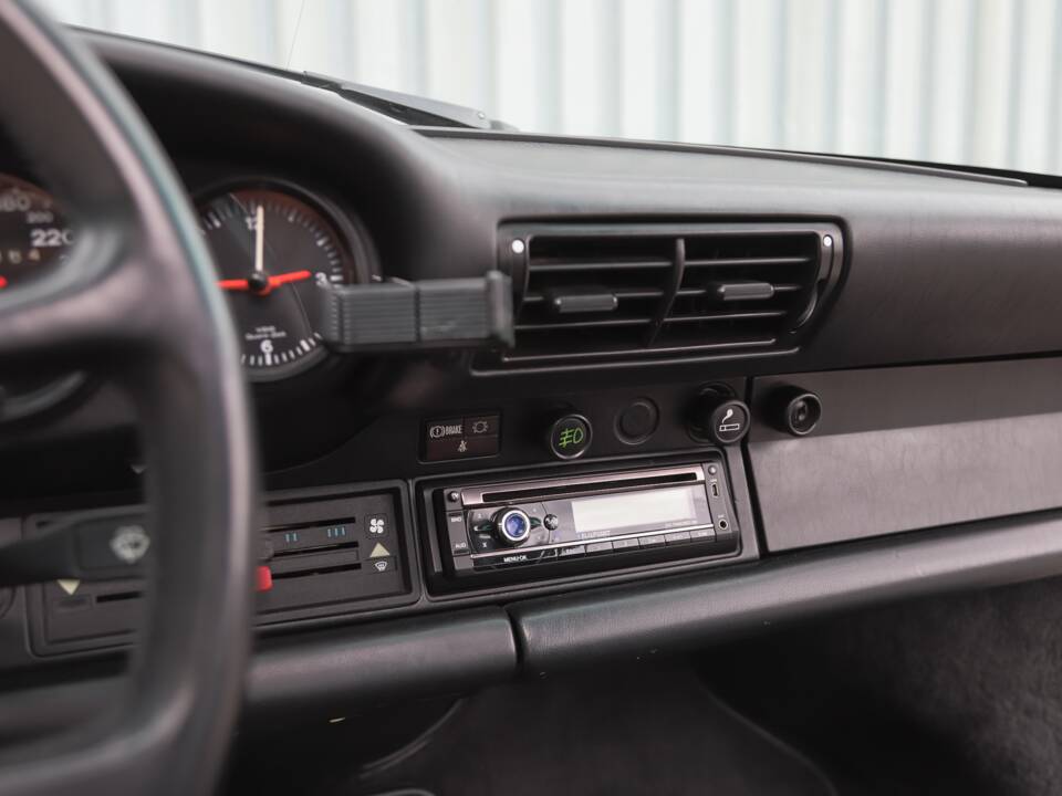 Image 75/108 de Porsche 911 Carrera 3.2 (1989)