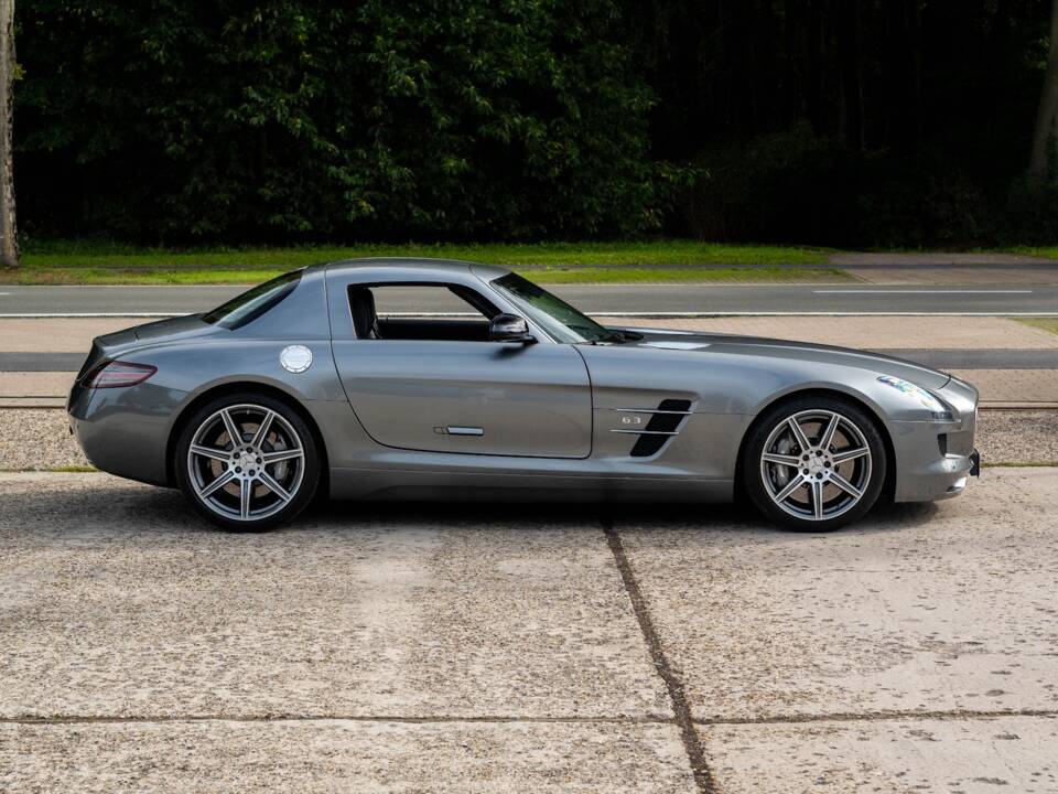 Image 9/32 of Mercedes-Benz SLS AMG (2011)