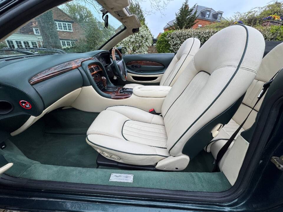 Image 40/44 of Aston Martin DB 7 Volante (1998)