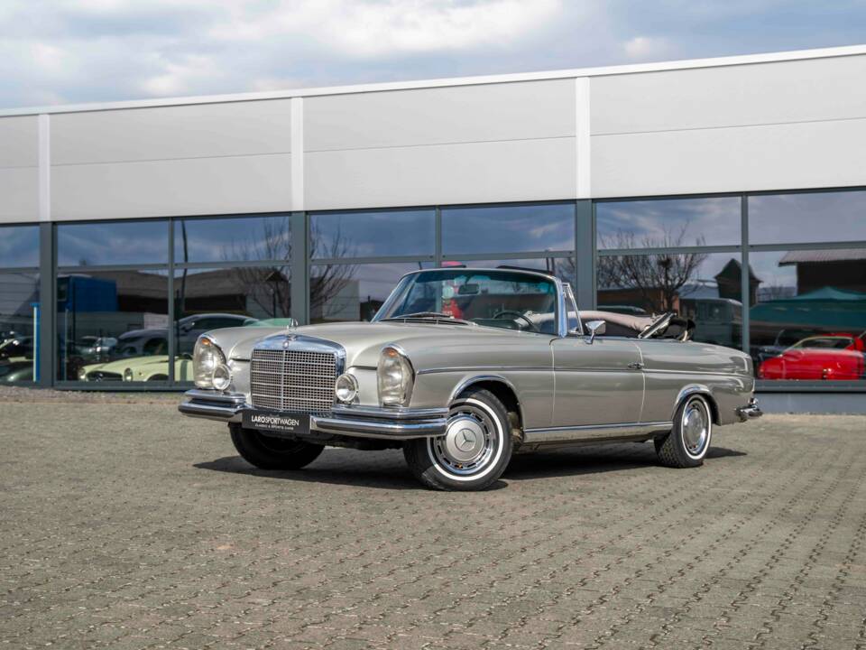 Imagen 2/30 de Mercedes-Benz 280 SE 3,5 (1969)