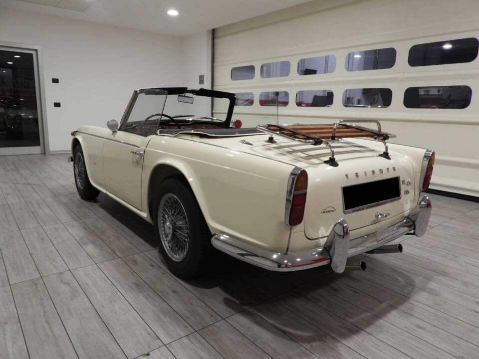 Immagine 3/15 di Triumph TR 4A IRS (1967)