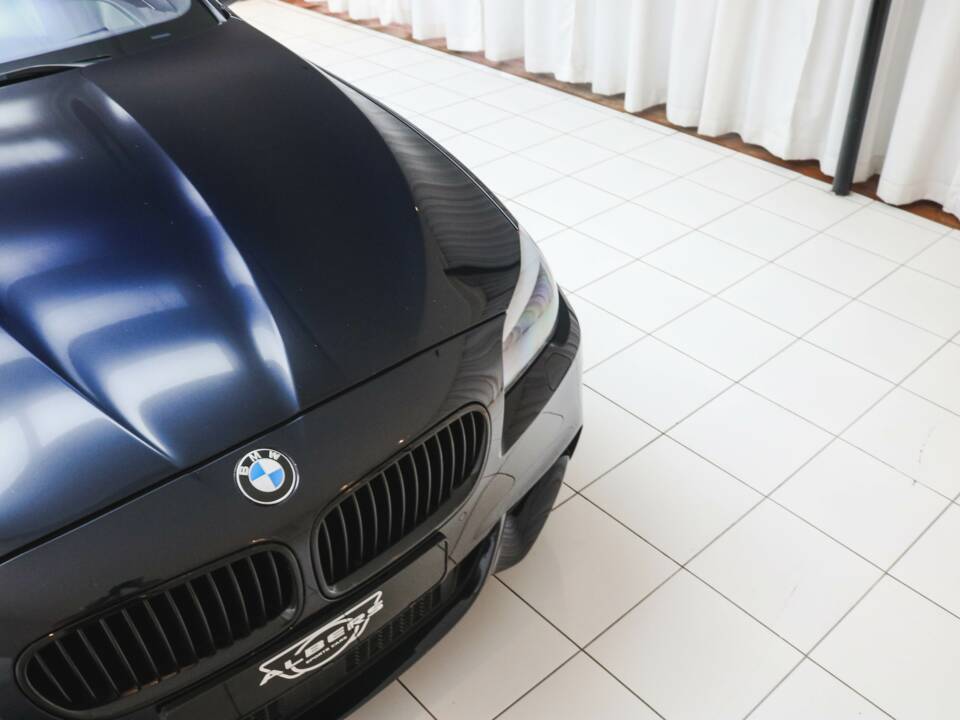 Image 16/24 of BMW 550i (2012)