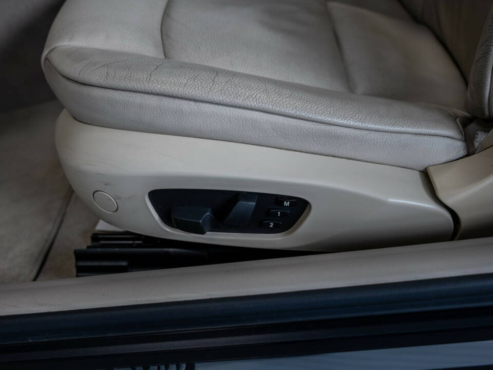 Image 19/31 of BMW 320i (2008)