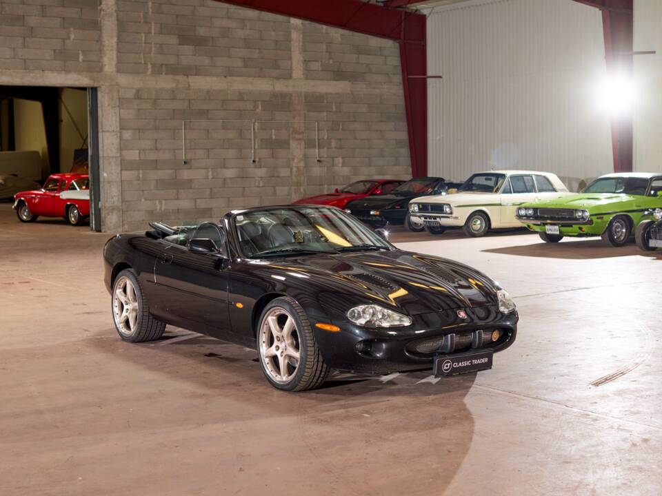 Bild 8/55 von Jaguar XKR (2000)
