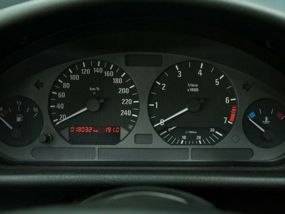 Immagine 17/50 di BMW 328i (1997)