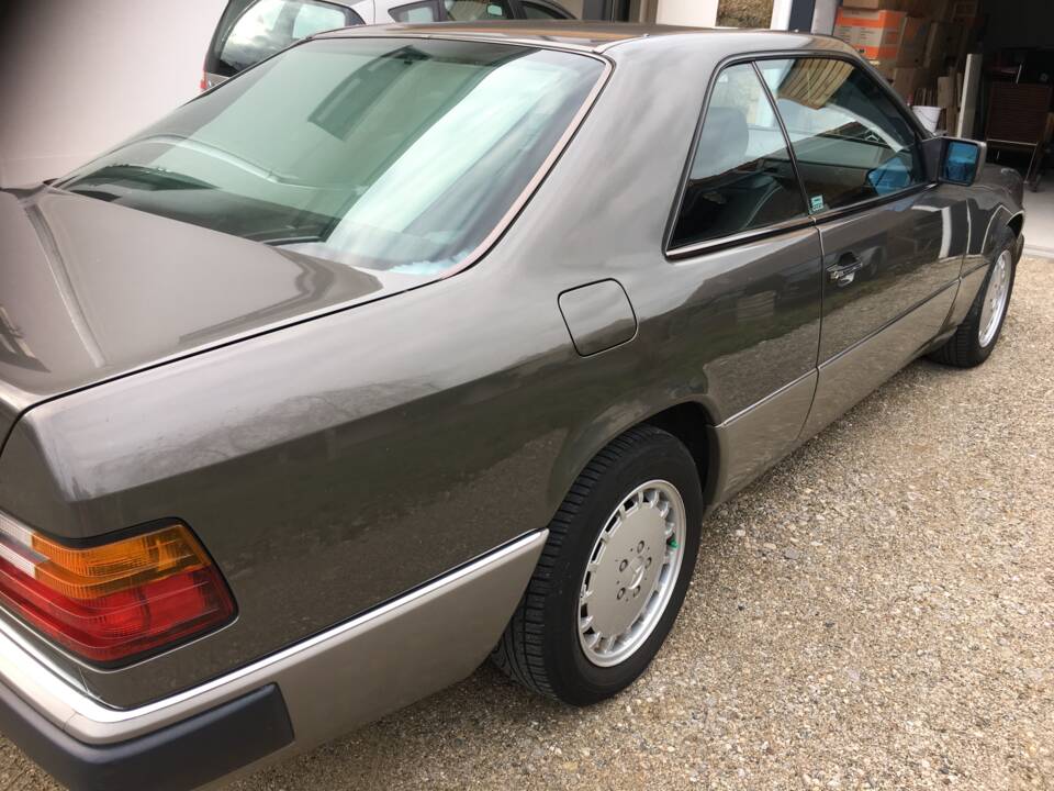 Image 2/5 of Mercedes-Benz 300 CE-24 (1990)