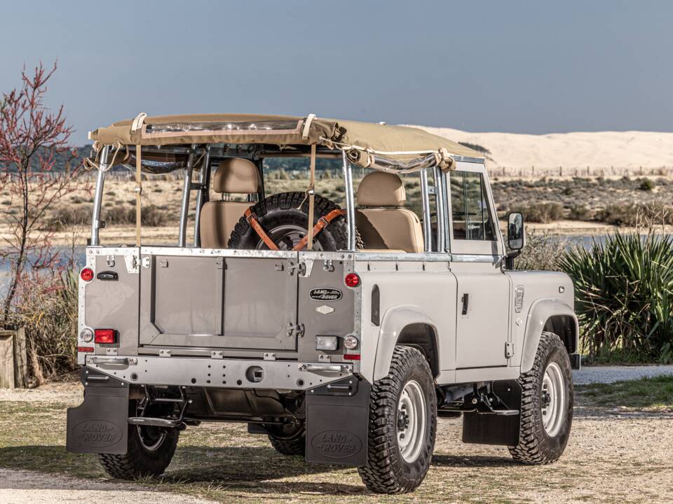 Bild 2/11 von Land Rover Defender 90 Td5 (2002)