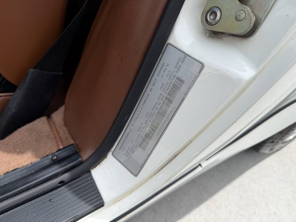 Image 31/62 of Porsche 911 Carrera 2 (1990)