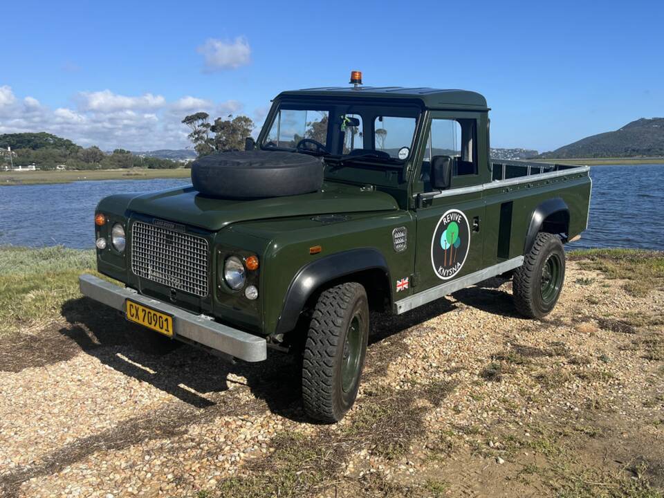 Image 6/7 of Land Rover 110 (1989)