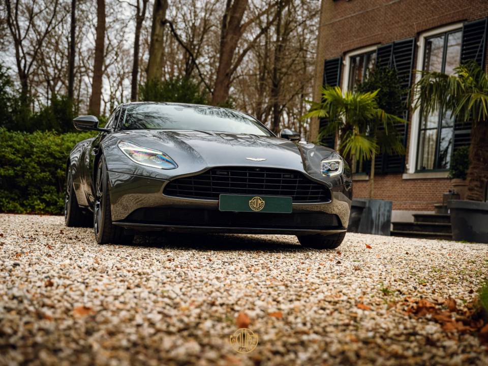Imagen 28/50 de Aston Martin DB 11 V12 (2017)