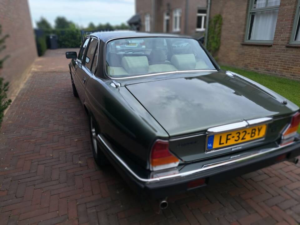 Image 8/8 of Jaguar XJ 12 (1984)