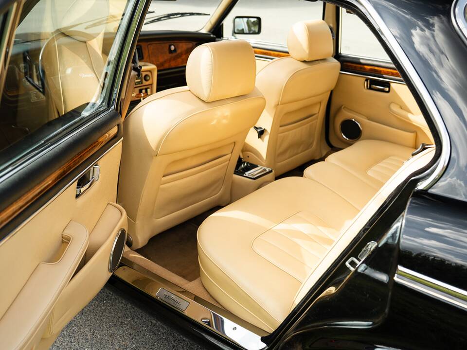 Image 21/37 of Daimler Double Six (1992)