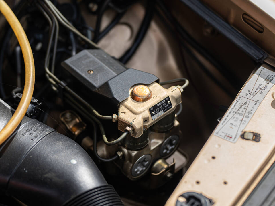 Image 11/40 of Mercedes-Benz 300 CE (1987)