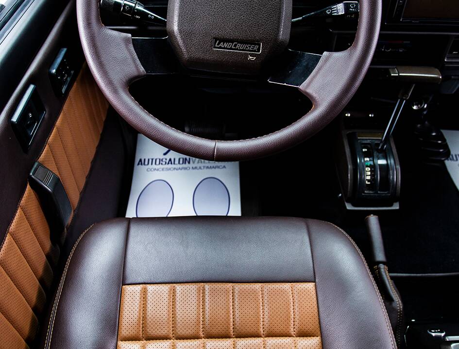 Image 18/42 of Toyota Land Cruiser FJ 62 (1985)