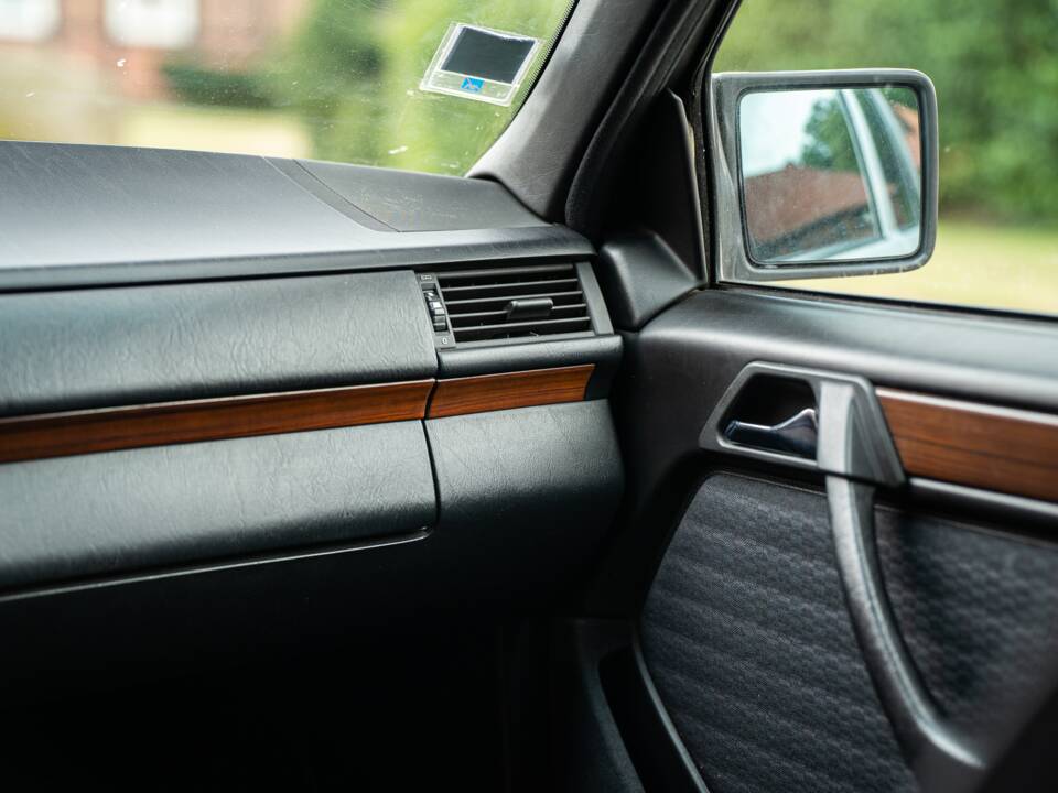 Imagen 41/72 de Mercedes-Benz 250 TD (1991)