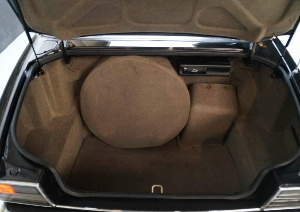 Image 10/47 of Jaguar XJ12 6.0 (1994)