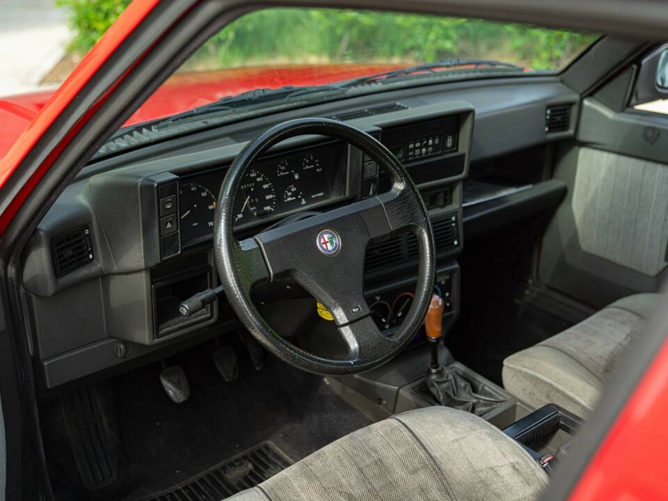 Image 29/47 of Alfa Romeo 75 1.6 (1991)
