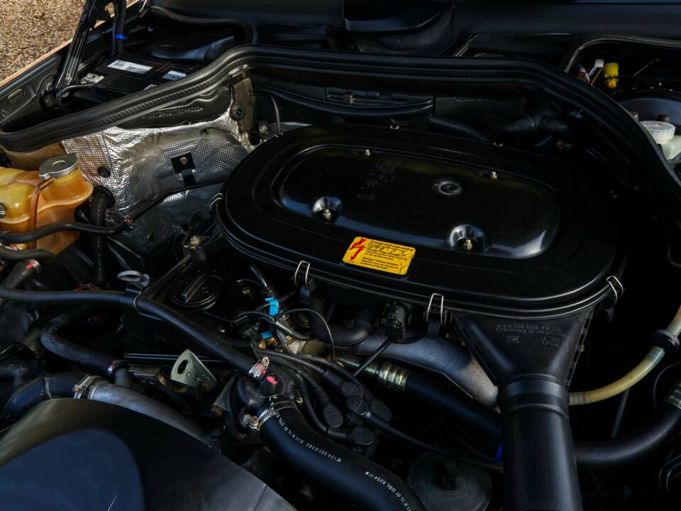 Image 15/50 of Mercedes-Benz 200 E (1992)