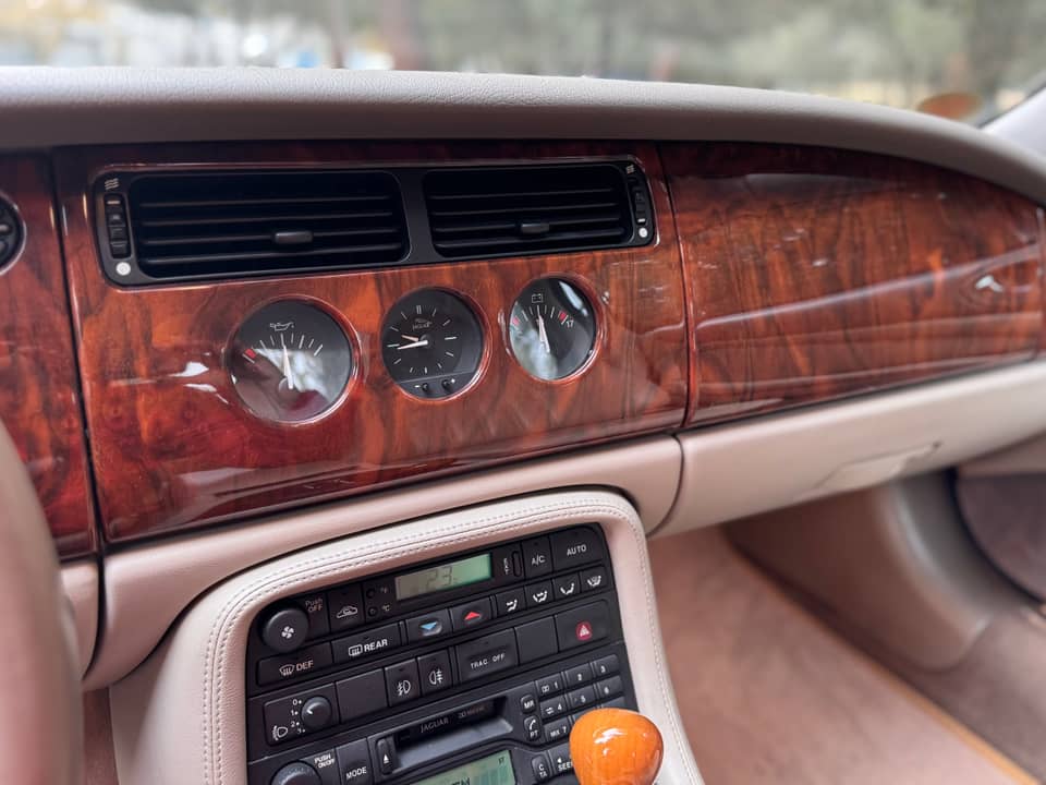 Image 37/40 de Jaguar XKR (1998)