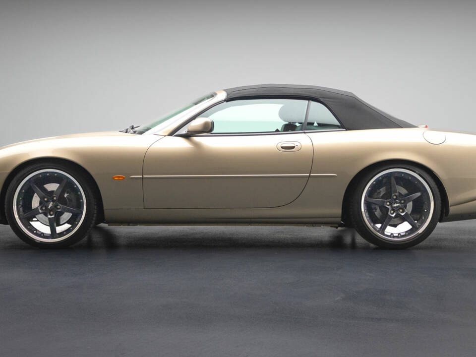 Image 1/9 of Jaguar XKR (2001)