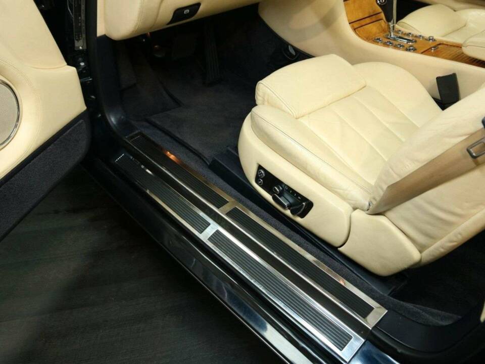 Image 12/49 de Bentley Azure (2006)