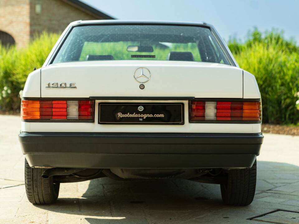 Image 15/45 of Mercedes-Benz 190 E (1987)