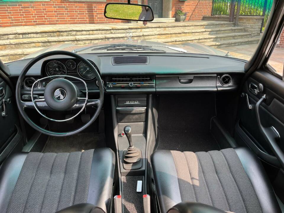 Bild 10/14 von Mercedes-Benz 200 (1972)