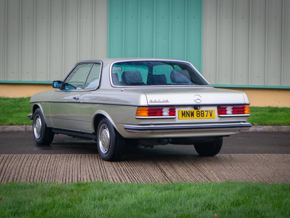 Image 5/30 de Mercedes-Benz 280 CE (1980)