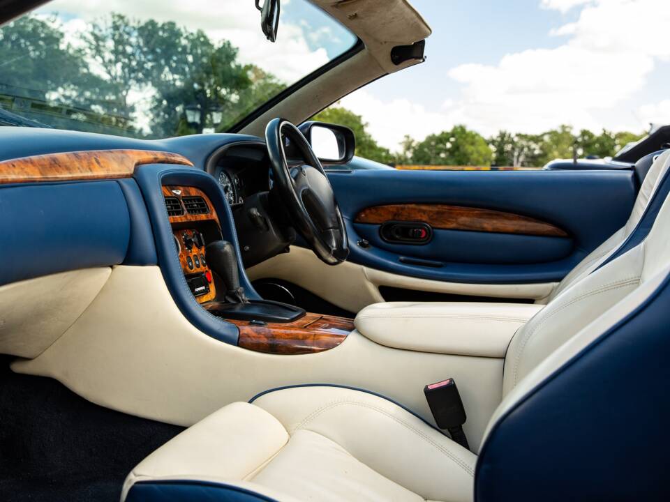 Immagine 4/46 di Aston Martin DB 7 Vantage Volante (2000)