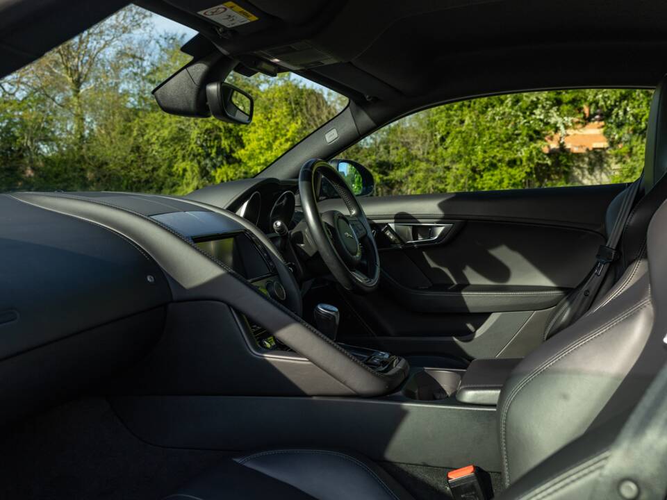 Image 33/45 of Jaguar F-Type (2016)