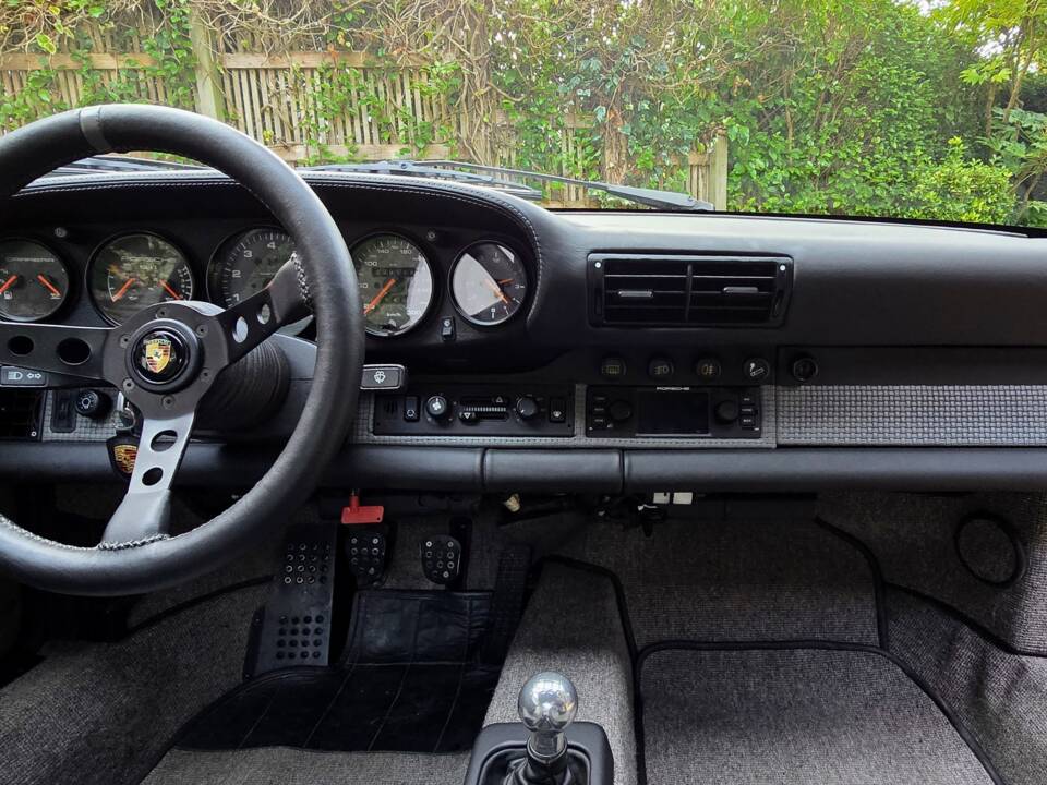 Image 87/100 of Porsche 911 Carrera 2 (1989)