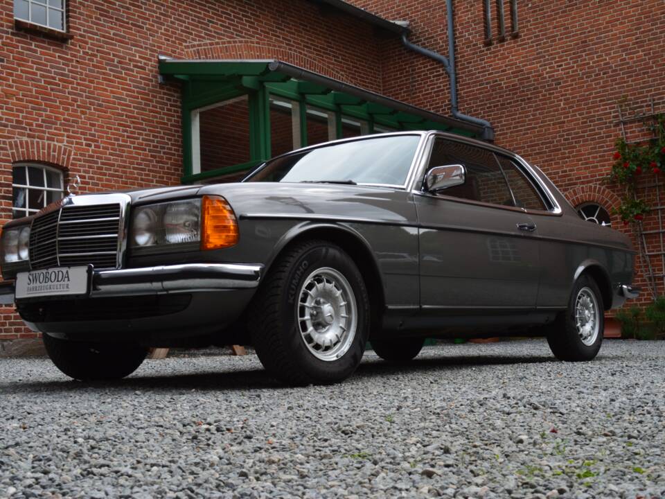 Image 7/15 of Mercedes-Benz 230 CE (1983)