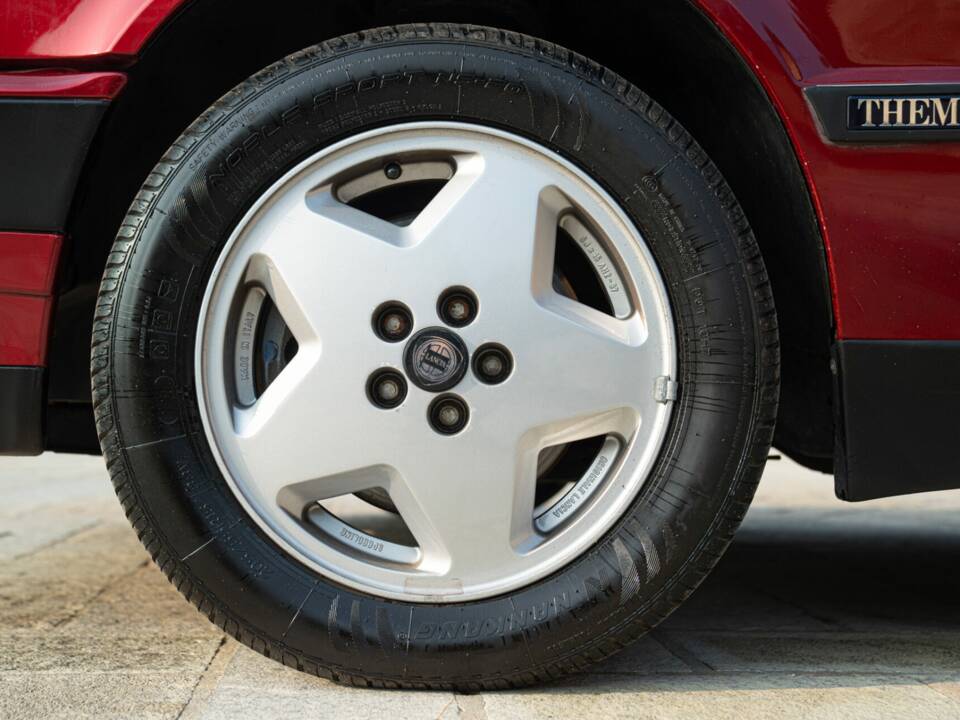 Image 21/50 of Lancia Thema 8.32 (1989)