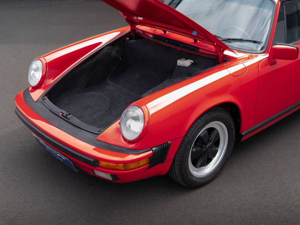 Image 18/29 of Porsche 911 Carrera 3.2 (1989)