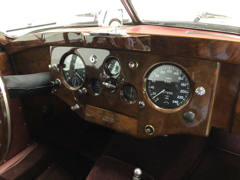 Image 16/24 of Jaguar XK 120 FHC (1952)